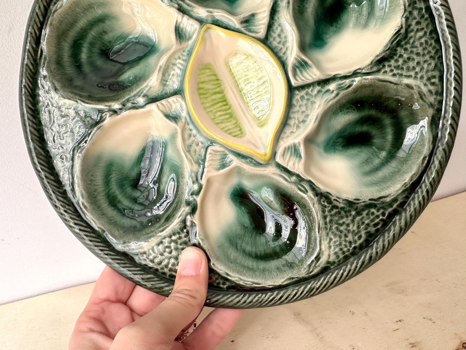Vintage Groene Majolica Oesterplaat, Gesigneerd St Clement France, jaren 60, Frans Keramiek, Vintage Schotel voor Zeevruchten photo for sale
