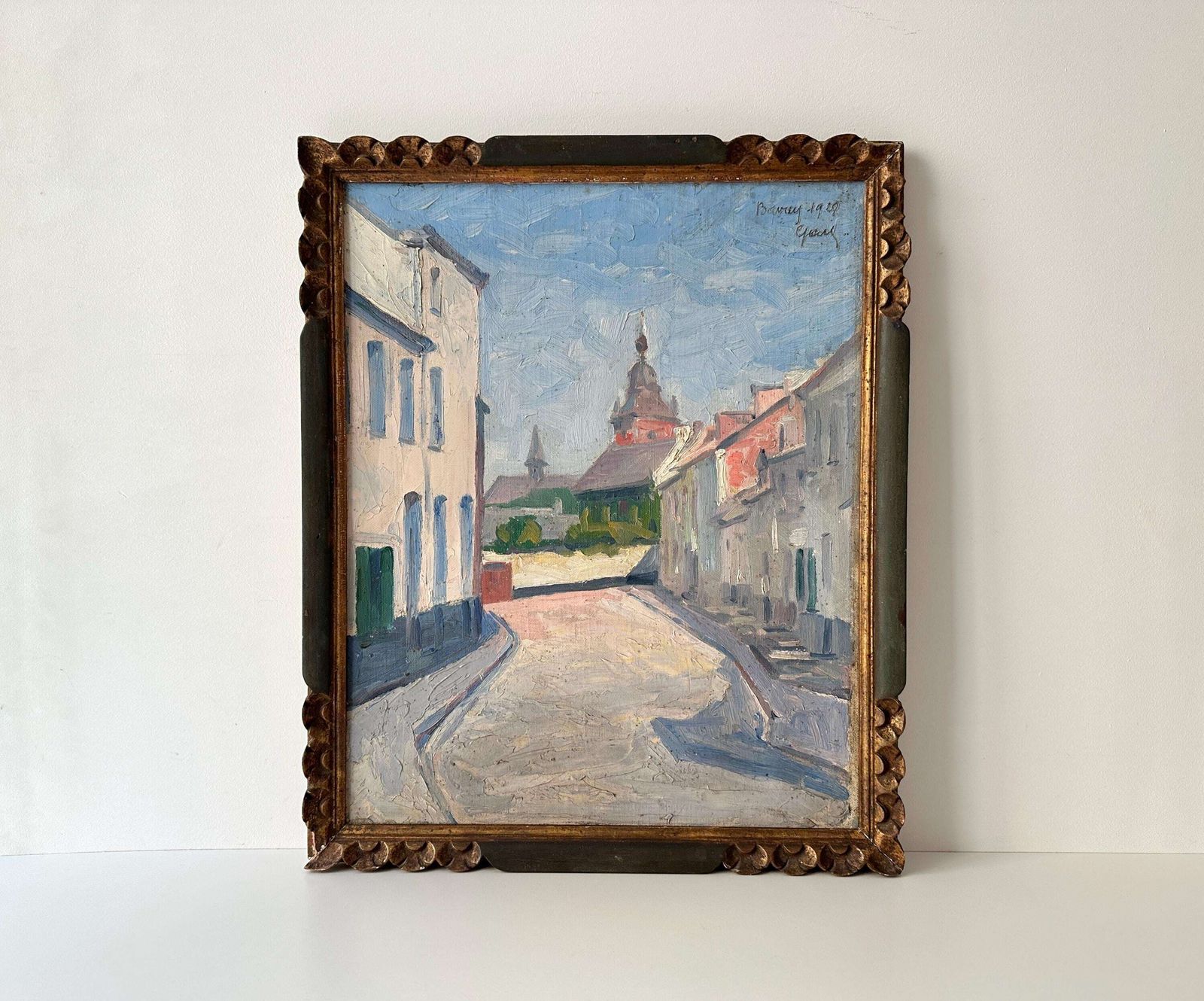 Paysage urbain français, huile sur toile d'époque signée et encadrée représentant un village avec église, 1928