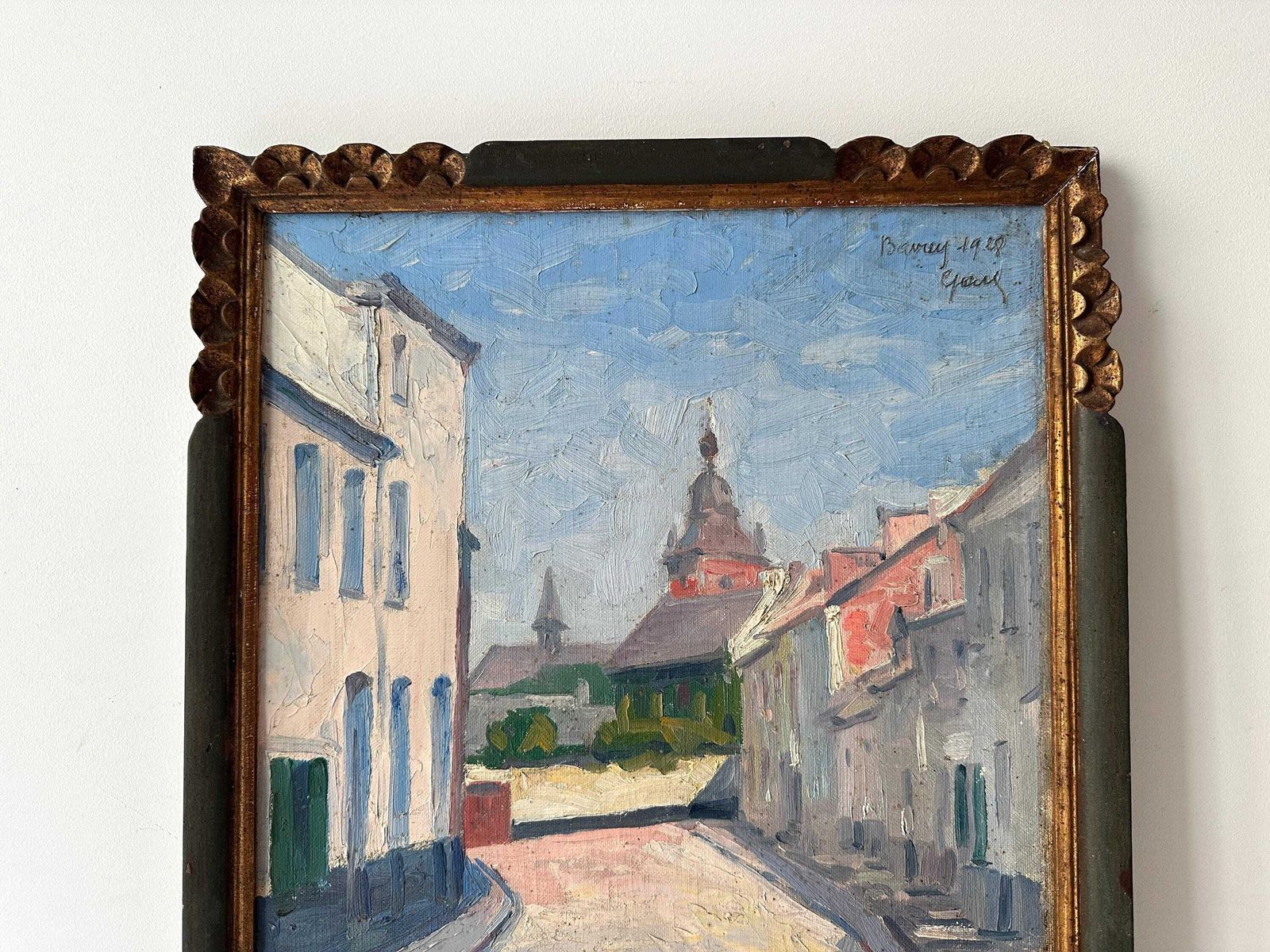 Paysage urbain français, huile sur toile d'époque signée et encadrée représentant un village avec église, 1928 photo furniture