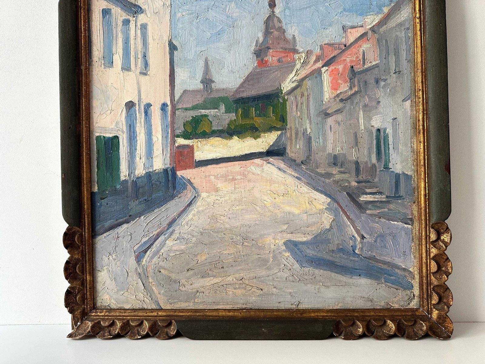 Paysage urbain français, huile sur toile d'époque signée et encadrée représentant un village avec église, 1928 photo for sale