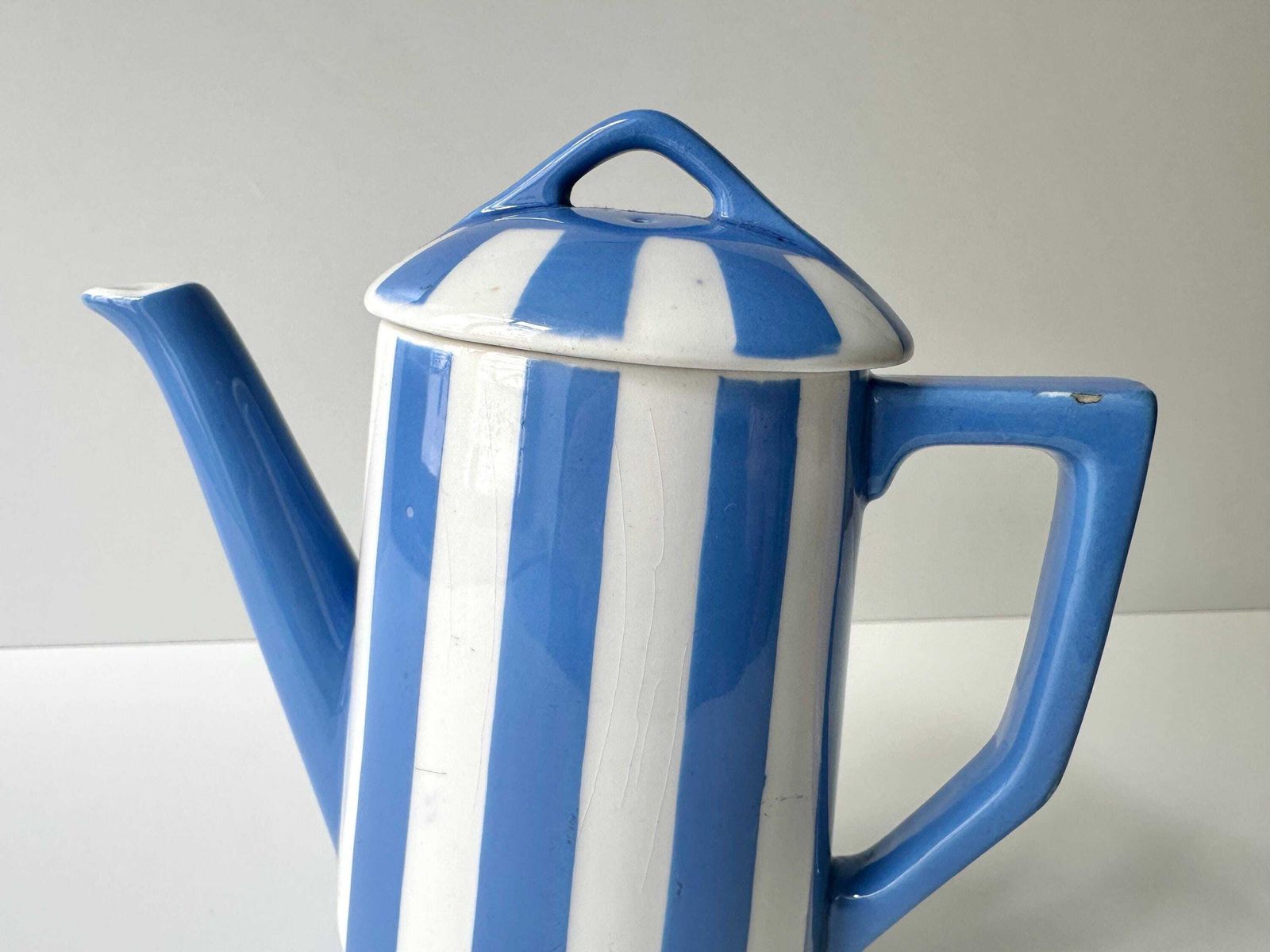 Antique French Fox Trott Small Coffee Pot By Sarreguemines 1930s, Art Deco Earthenware Tableware photo vinterior