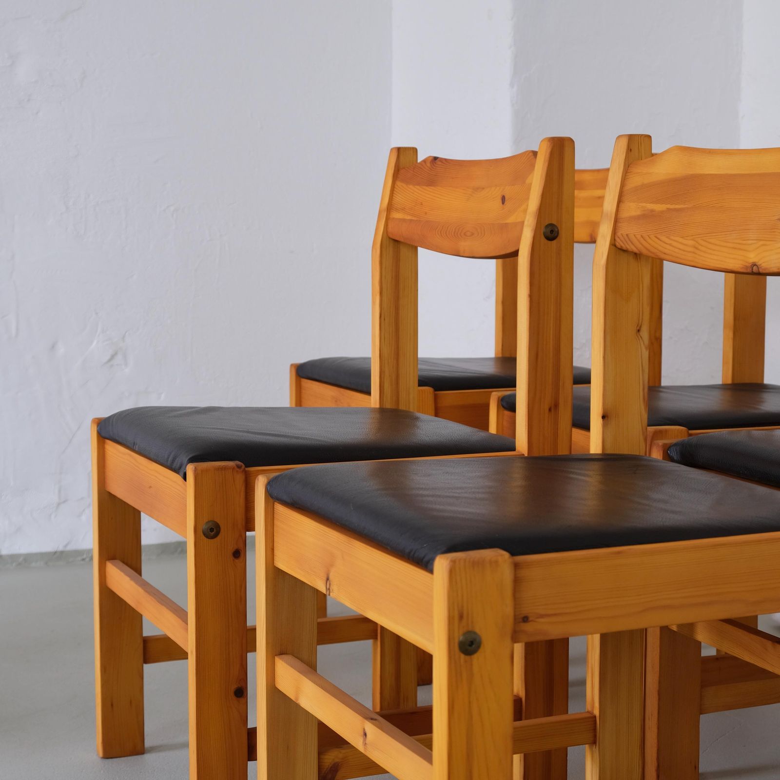 photo furniture 6 Minimalistische Massief Grenen Stoelen | jaren 1970