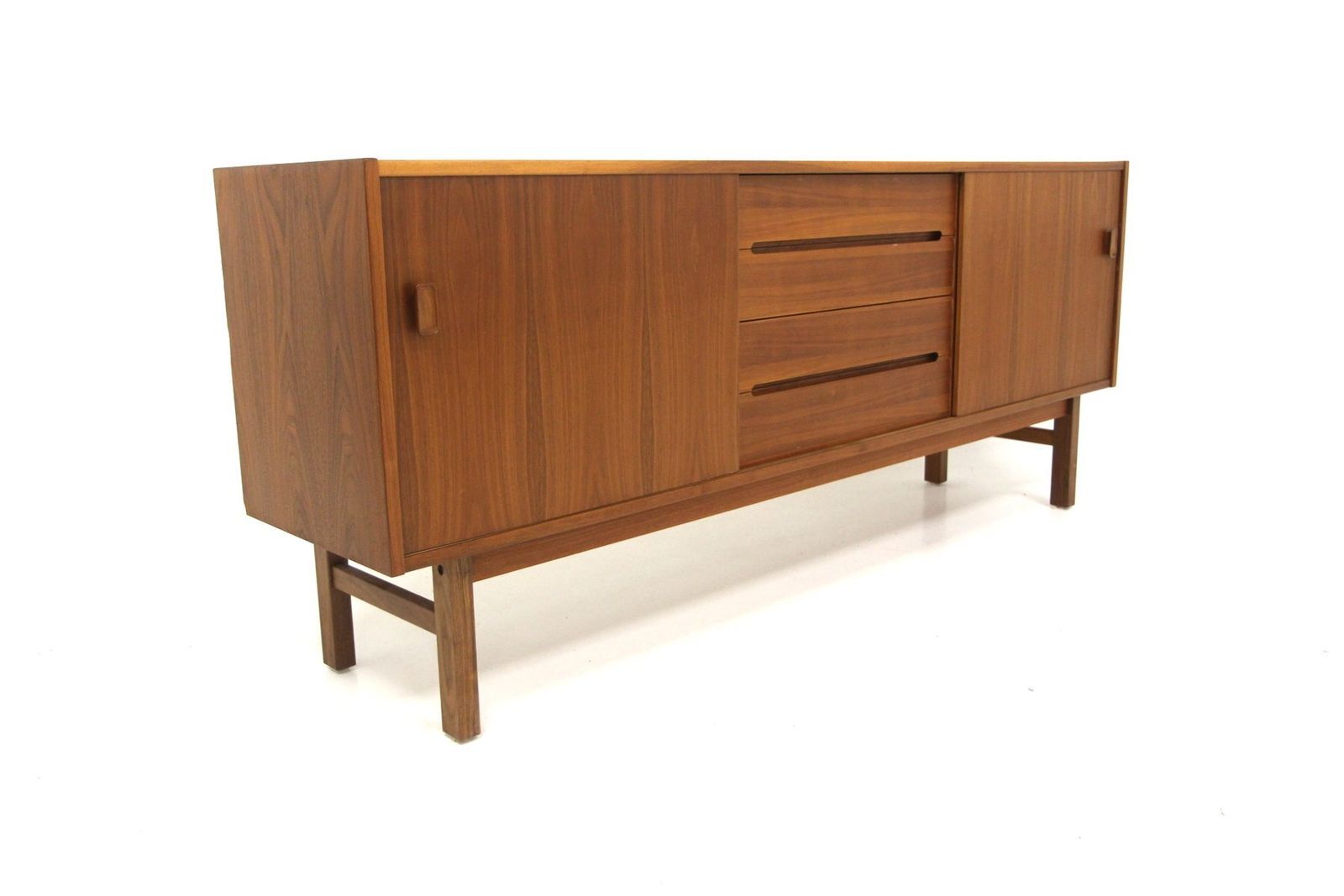 Buffet scandinave Arild en noyer, par Nils Jonsson pour Troeds, Suède, 1960