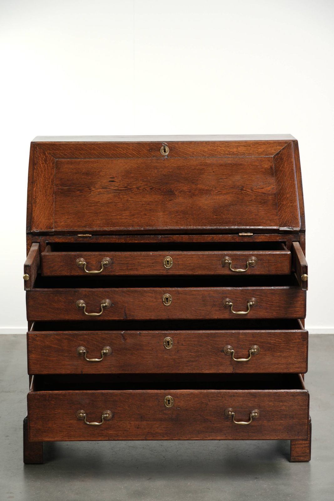 Zeer fraai 18e-eeuws Engels eiken secretaire met mooi interieur en lederen blad. photo for sale