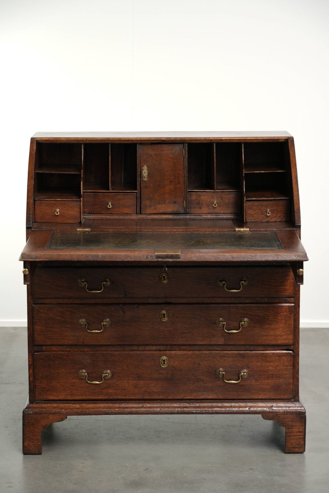 Zeer fraai 18e-eeuws Engels eiken secretaire met mooi interieur en lederen blad. photo Meubels