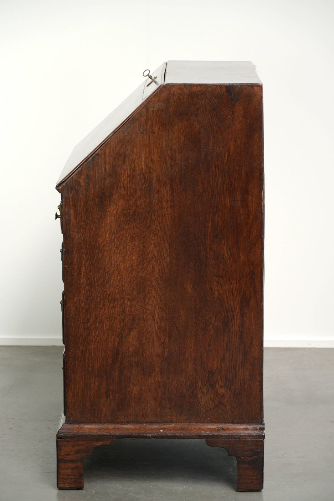 Zeer fraai 18e-eeuws Engels eiken secretaire met mooi interieur en lederen blad. photo buy