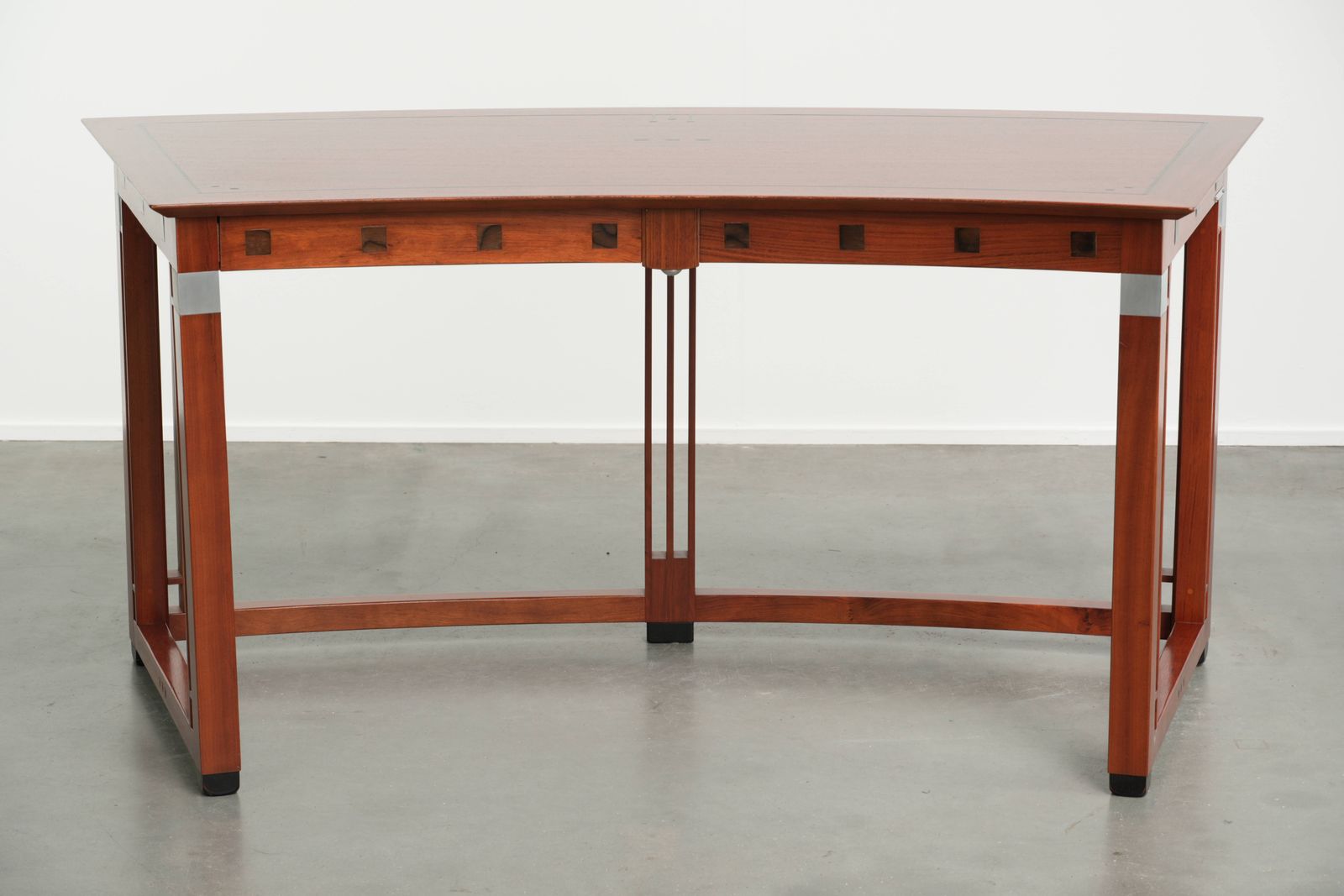Fraai gebogen schrijftafel in art deco stijl photo furniture