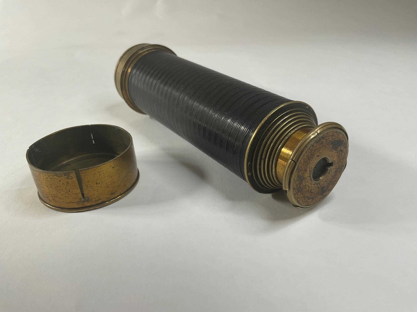 Antieke Victoriaanse zesdelige messing en leren telescoop, ca. 1880 photo Woonaccessoires