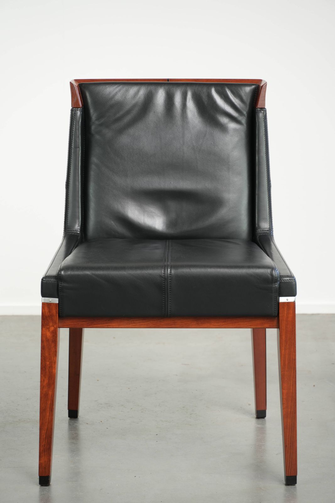 Handige zij/bureau/eetstoel van Schuitema uit de Decoforma-serie photo furniture