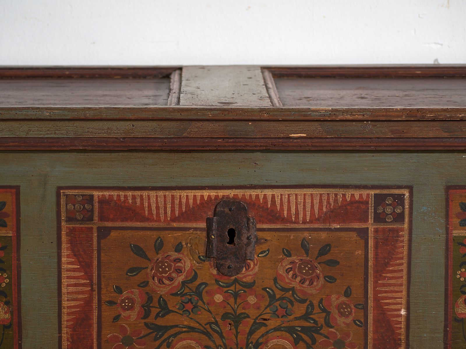 3017.0 Coffre de mariage d'époque en pin polychrome - Europe centrale, vers 1850 photo