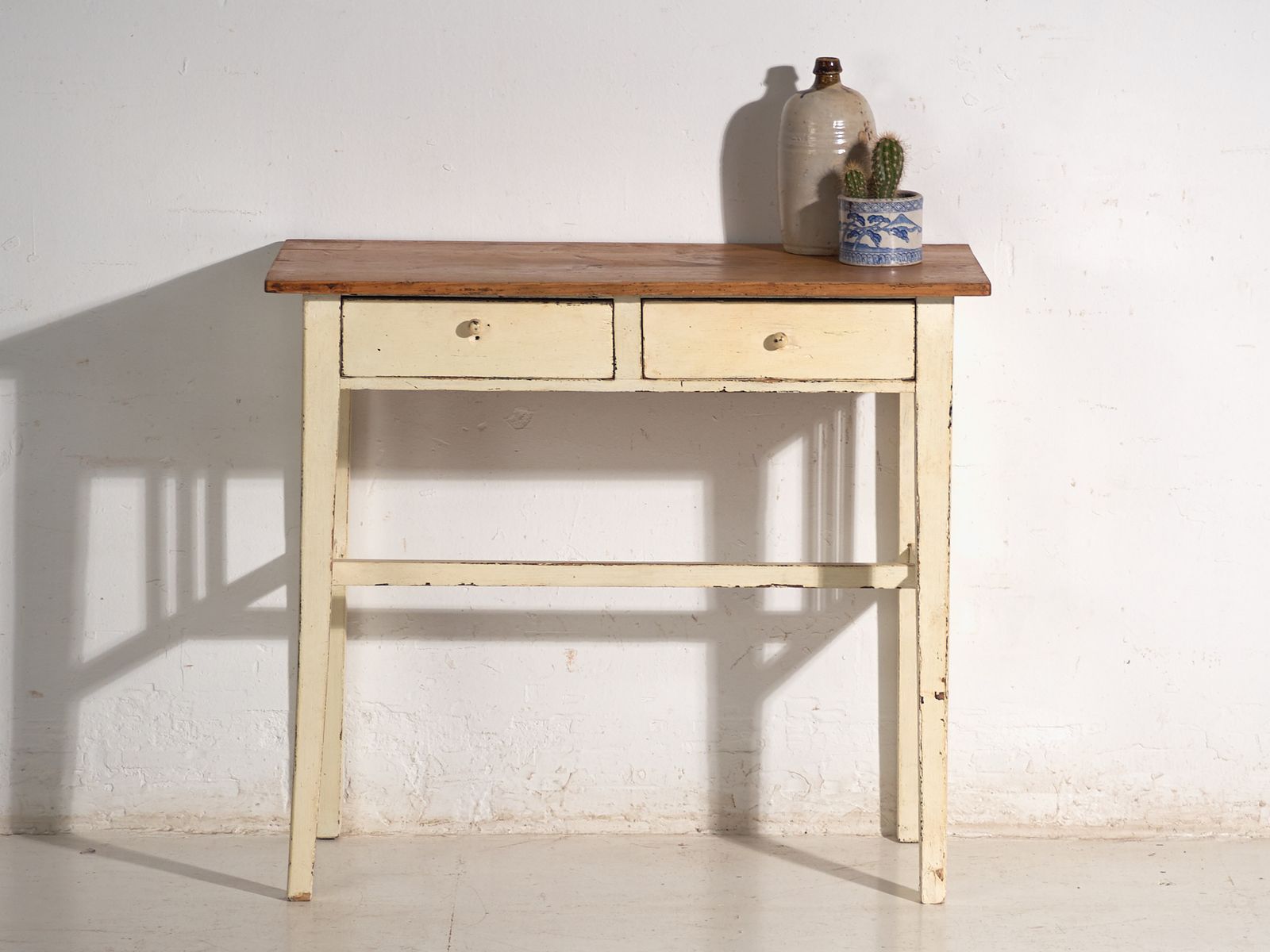 Mobilier Table d'époque à deux tiroirs en pin - Europe centrale, vers 1910 photo
