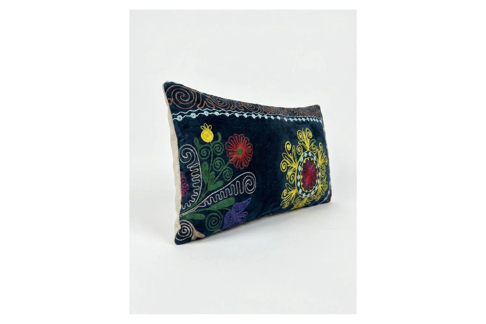 Housse de coussin lombaire Suzani brodée 28 x 51 cm photo for sale