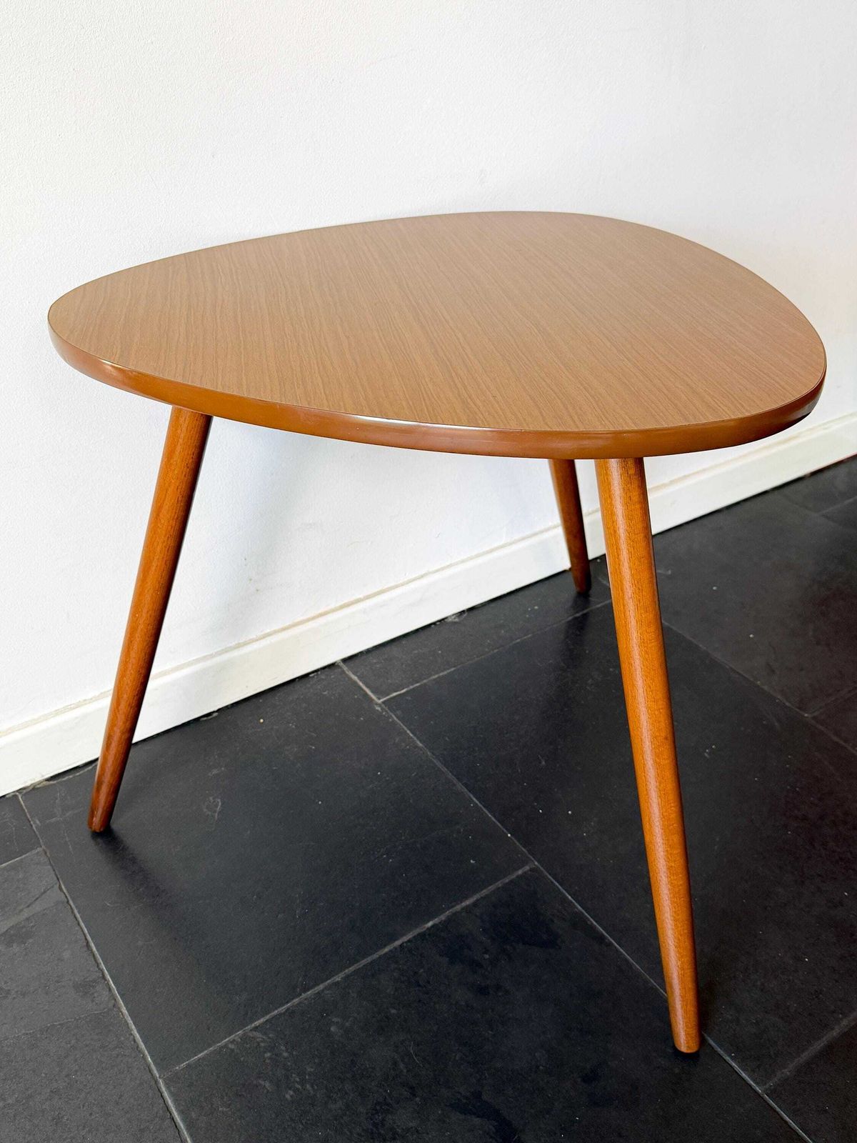 Grote driehoekige Formica salontafel / bijzettafel | Mid-Century Modern, jaren 1960 photo buy
