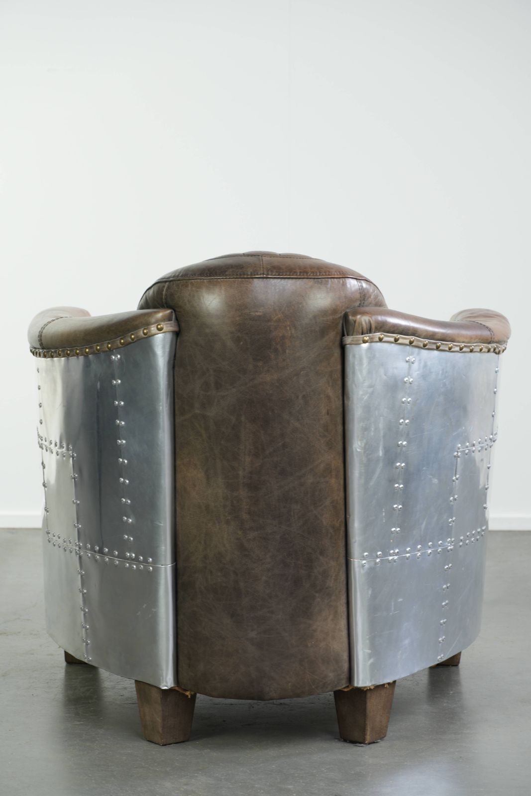 Stoere en karaktervolle fauteuil in aviatorstijl van koeienhuid leer met een unieke aluminiumafwerking photo Meubels