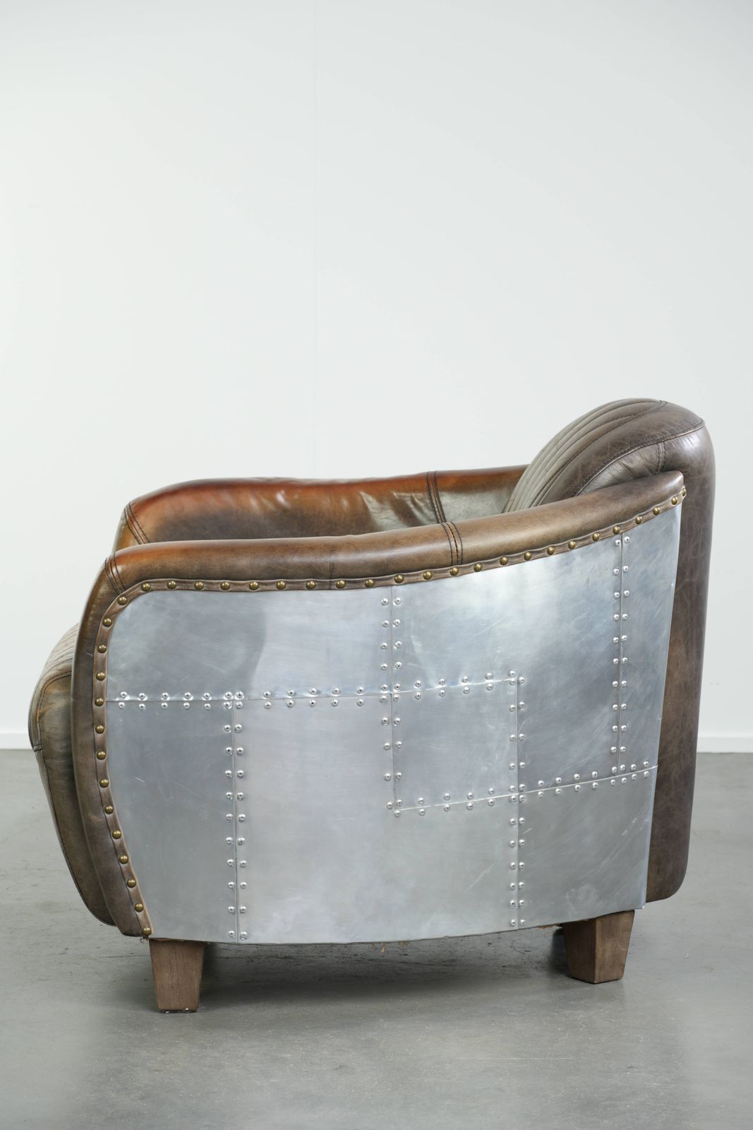 Stoere en karaktervolle fauteuil in aviatorstijl van koeienhuid leer met een unieke aluminiumafwerking photo 1035.0
