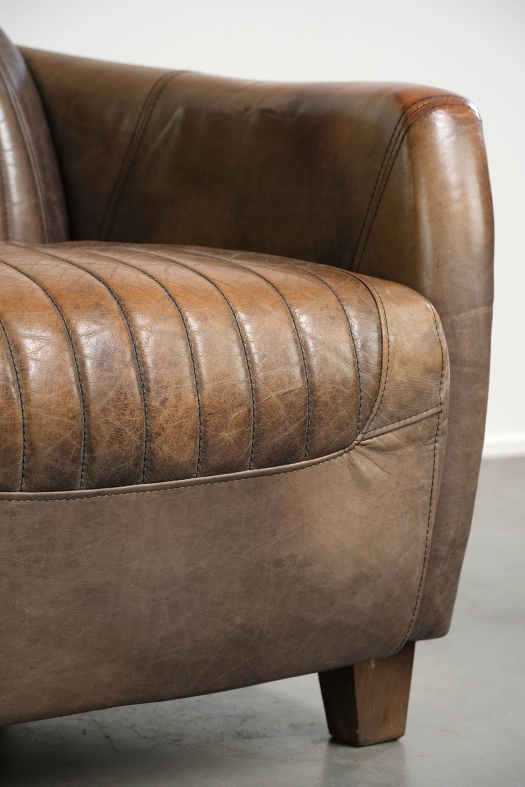 1035.0 Stoere en karaktervolle fauteuil in aviatorstijl van koeienhuid leer met een unieke aluminiumafwerking photo