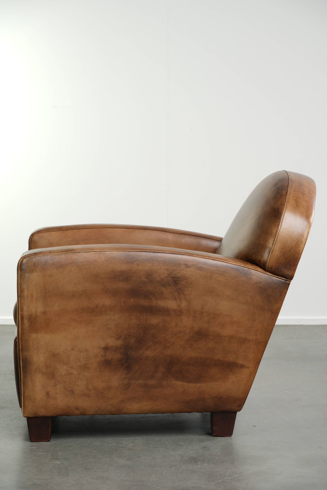 Strak Vormgegeven Designer Fauteuil van Schapenleer photo 1091.0