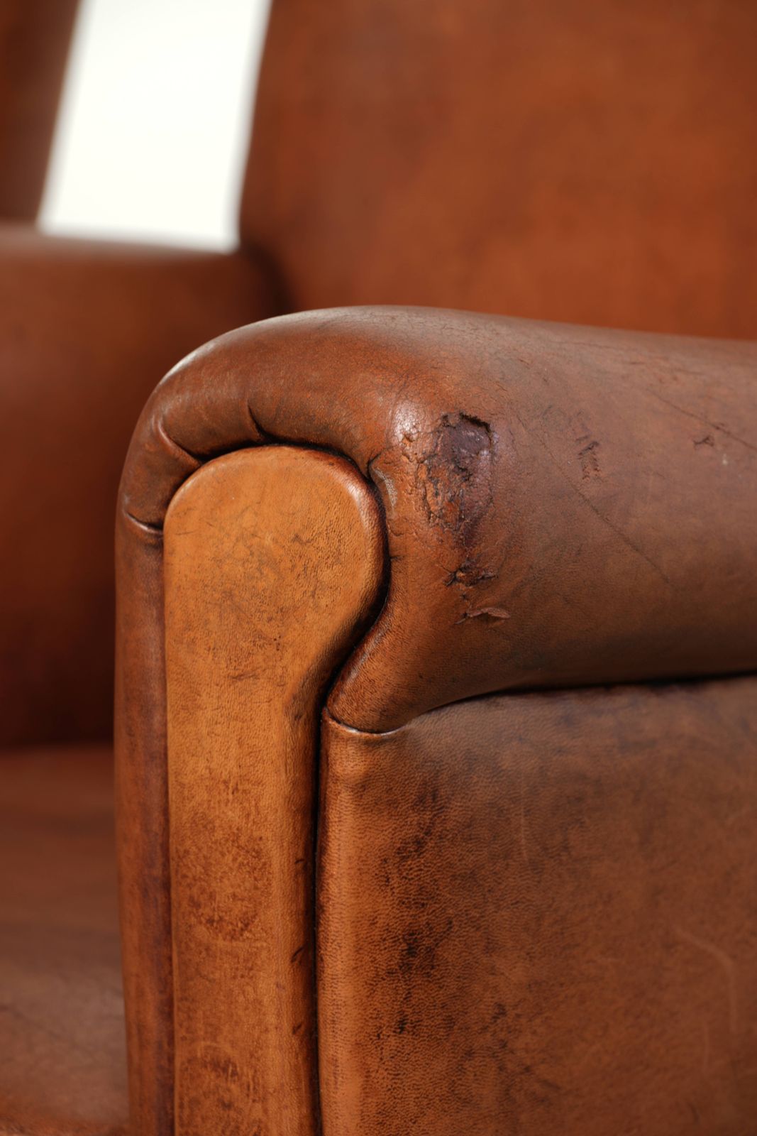 photo vinterior Beautiful And Comfortable Set Of Sheepskin Leather Armchairs With Beautiful Colors And A Timeless Design