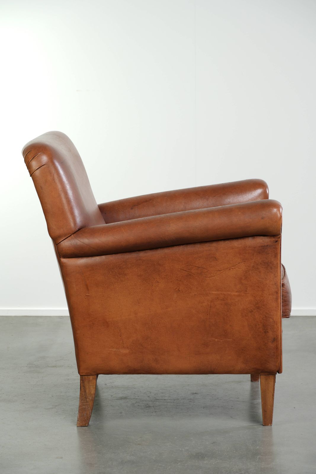 Stevige Vintage Schapenvacht Fauteuil Met Een Mooie Cognackleur En Een Comfortabele Zitting photo for sale