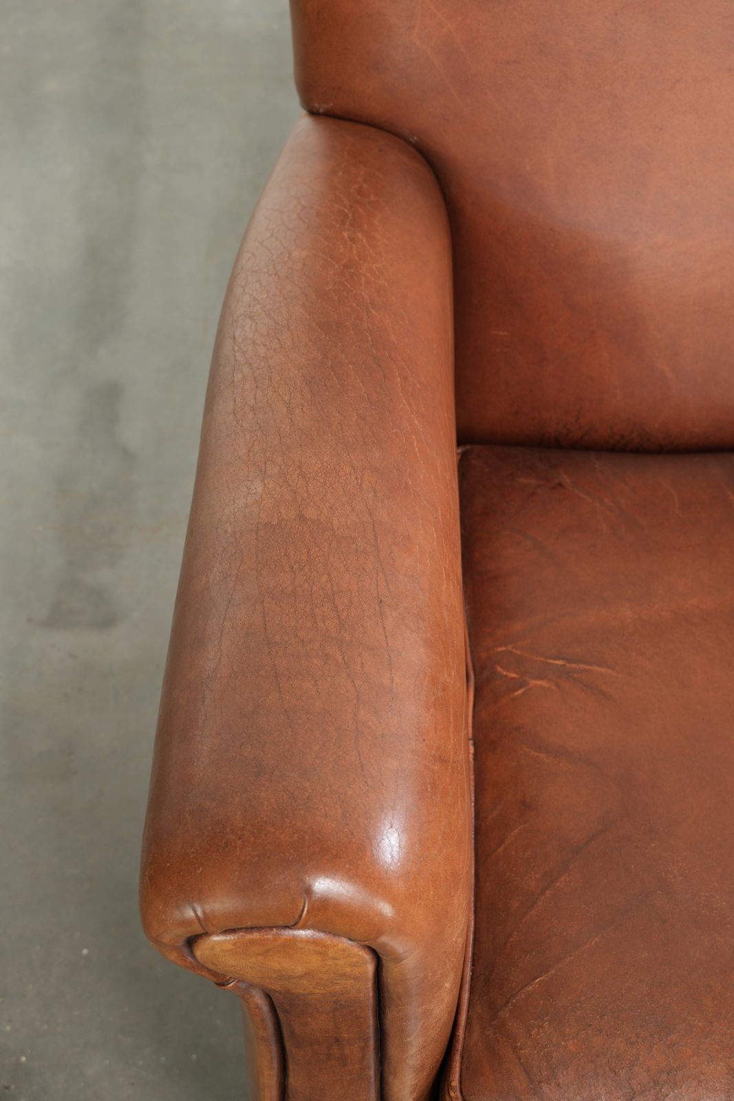 Stevige Vintage Schapenvacht Fauteuil Met Een Mooie Cognackleur En Een Comfortabele Zitting photo buy