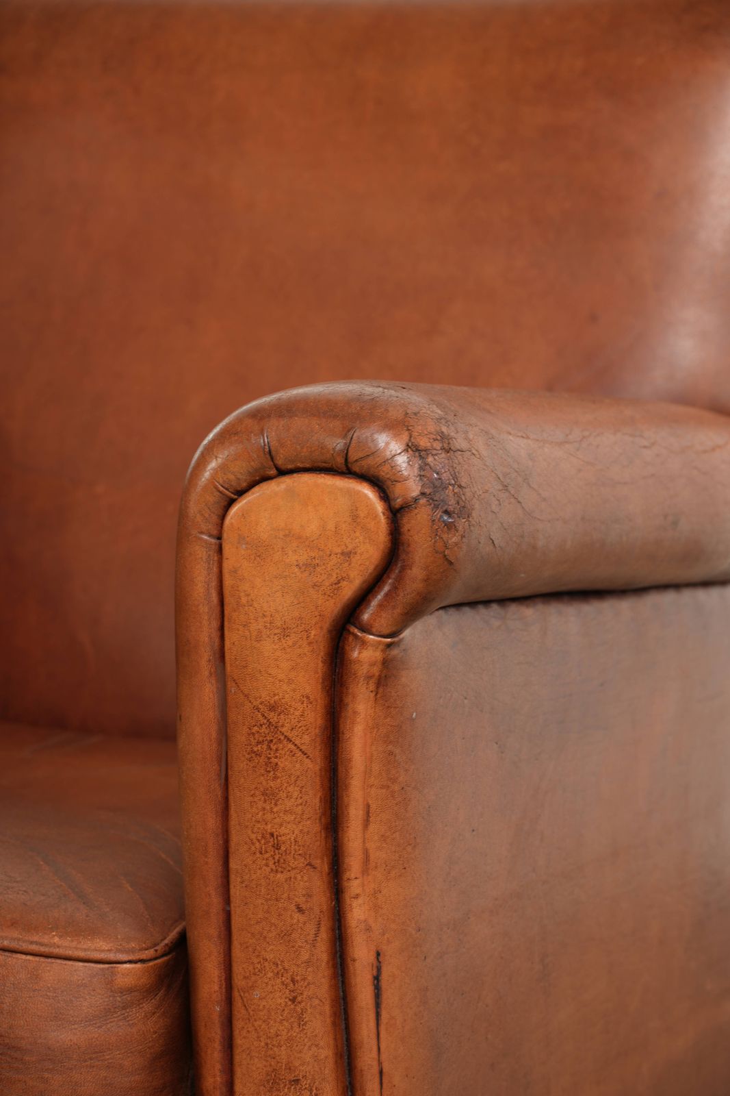 Meubels Stevige Vintage Schapenvacht Fauteuil Met Een Mooie Cognackleur En Een Comfortabele Zitting photo