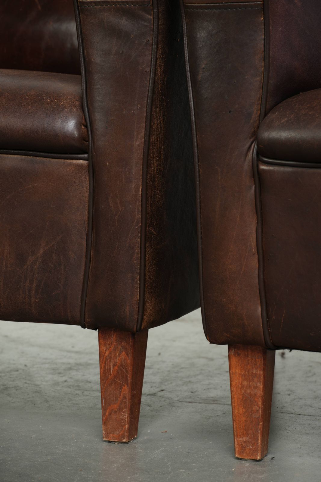 photo vinterior Set Vintage Fauteuils met Schapenvacht, Donkere Kleur en Engels Design