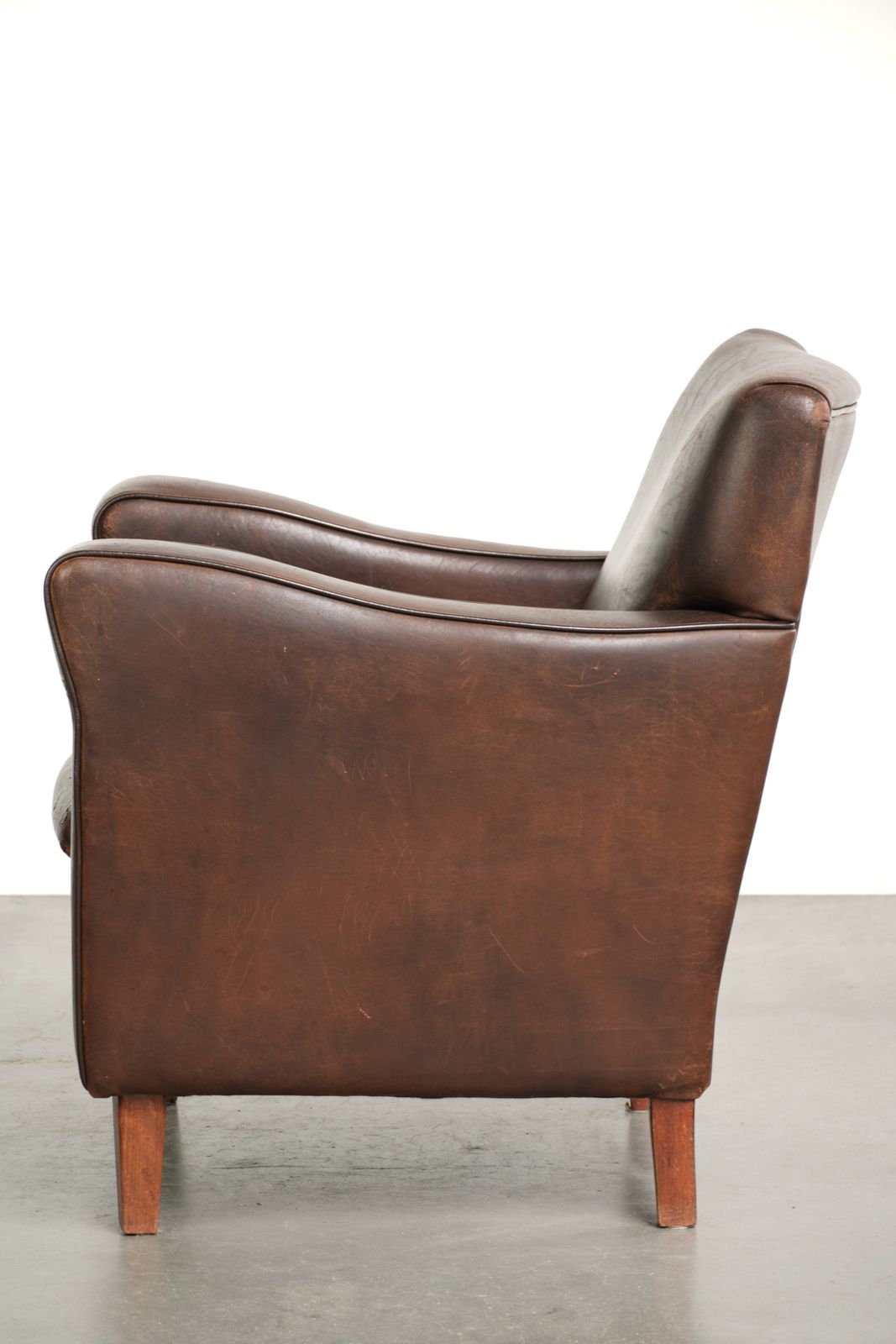 Subtiele Donkere Vintage Schapenvacht Fauteuil Met Vast Zitkussen En Tijdloos Design photo 774.0