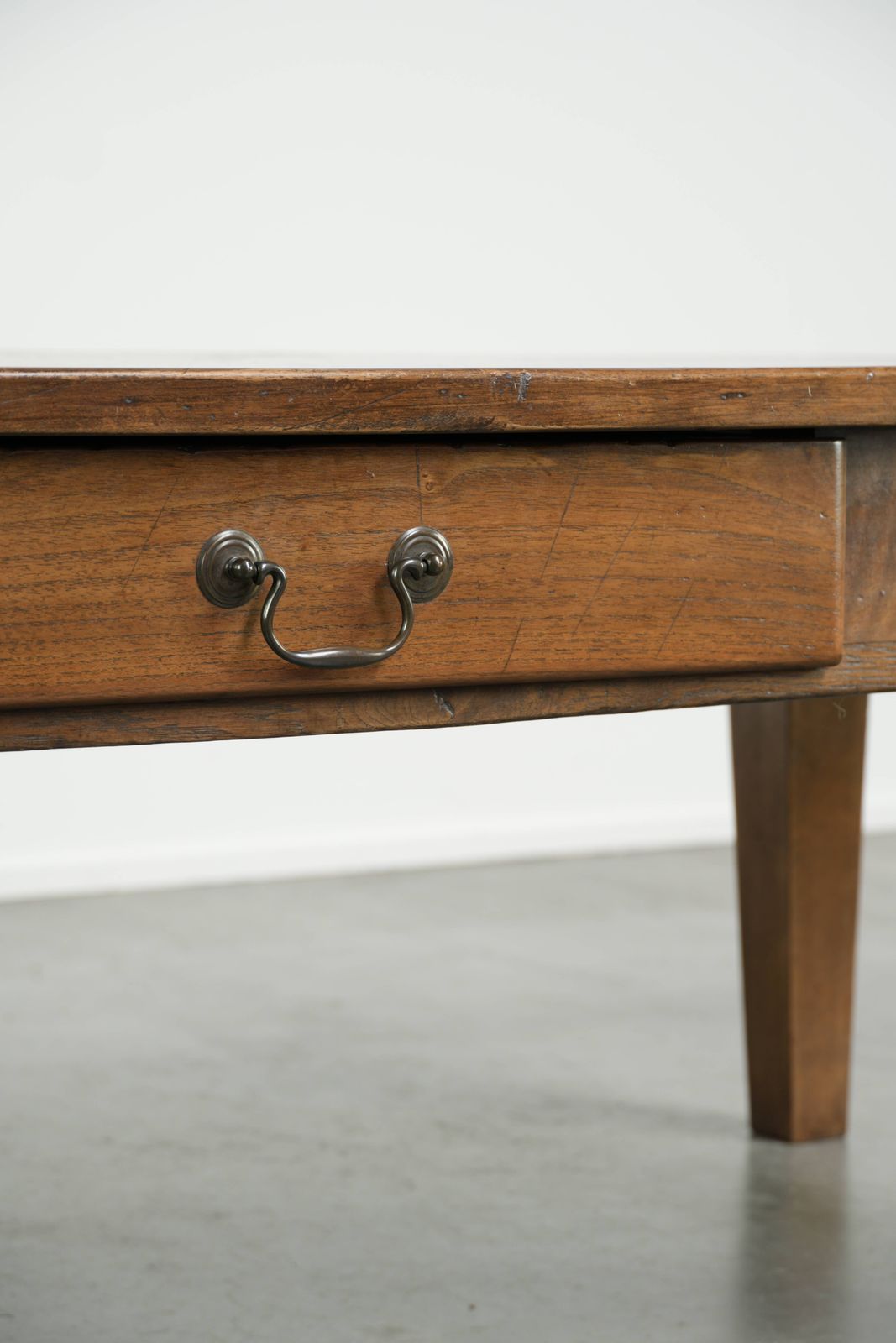 1025.0 Charmante antieke Franse salontafel van walnoot met mooie patina en warme kleuren photo