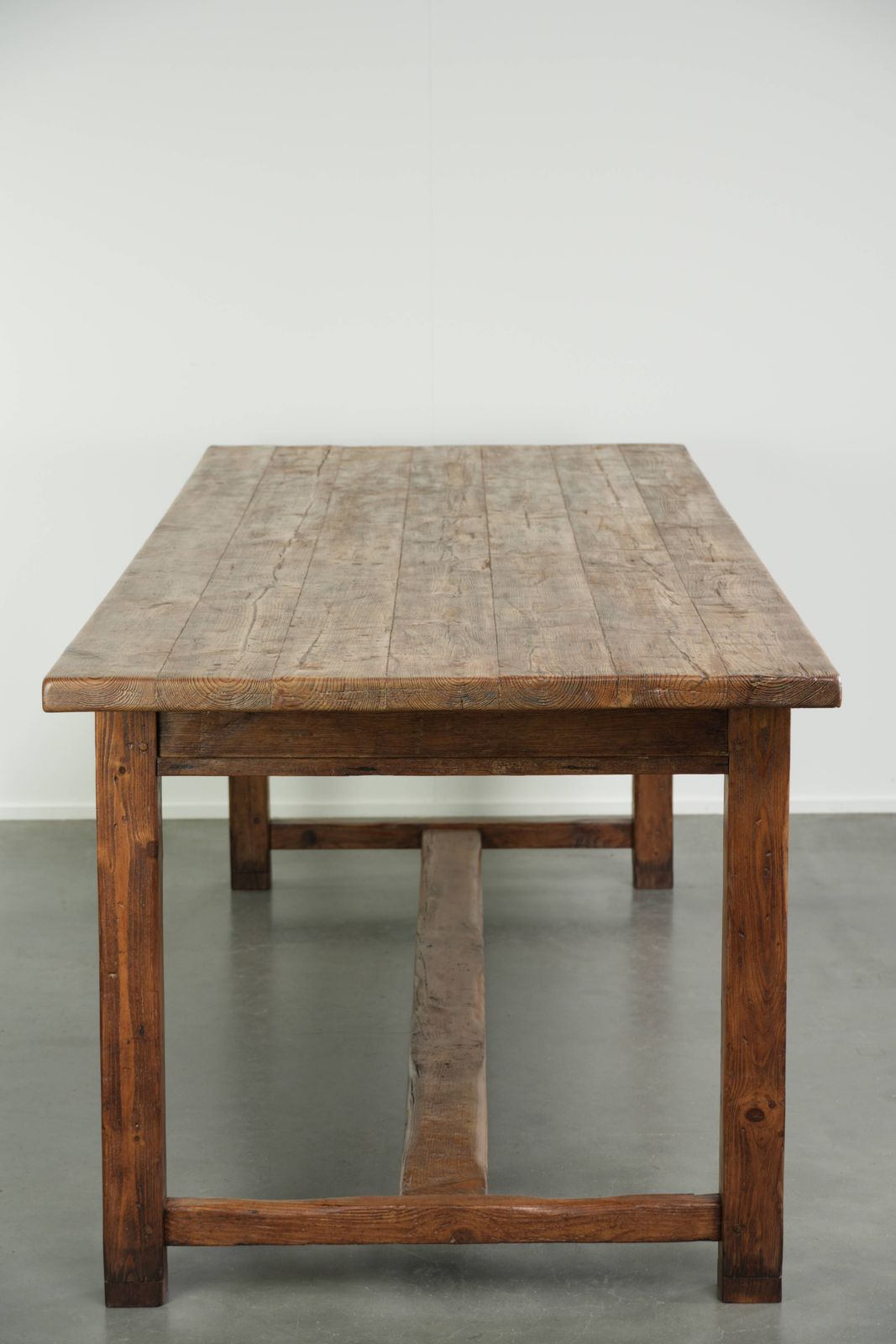 Grote Antieke Boerenlandse Eettafel uit de 19e Eeuw van Grenenhout met Tijdloze Uitstraling. photo vinterior
