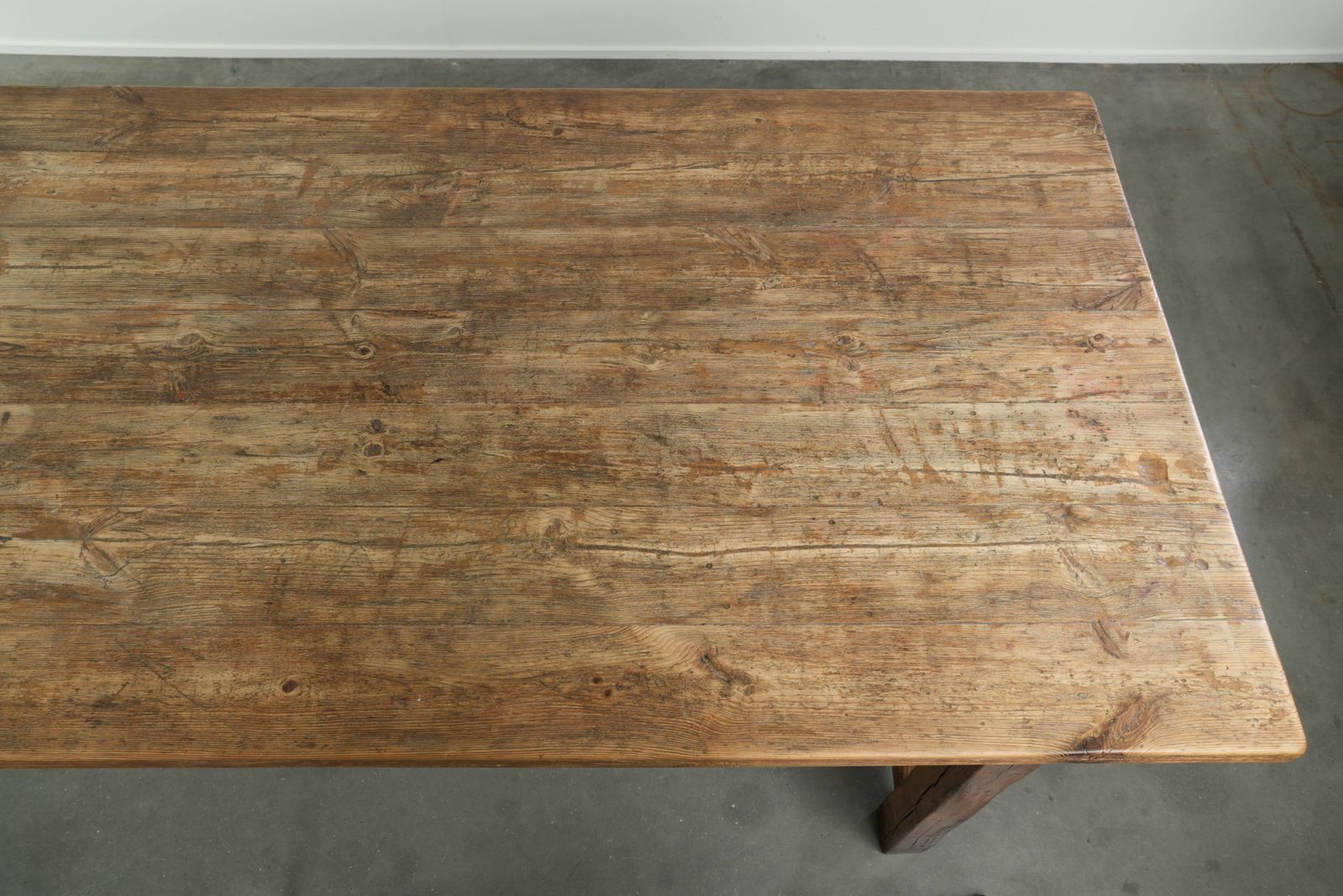 Grote Antieke Boerenlandse Eettafel uit de 19e Eeuw van Grenenhout met Tijdloze Uitstraling. photo vintage