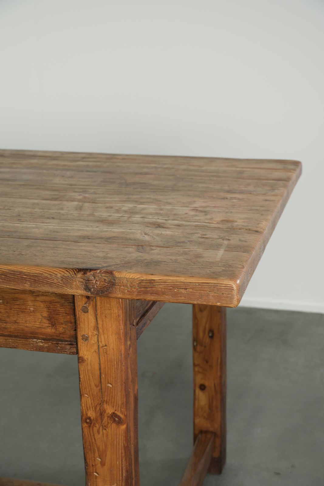 photo furniture Grote Antieke Boerenlandse Eettafel uit de 19e Eeuw van Grenenhout met Tijdloze Uitstraling.