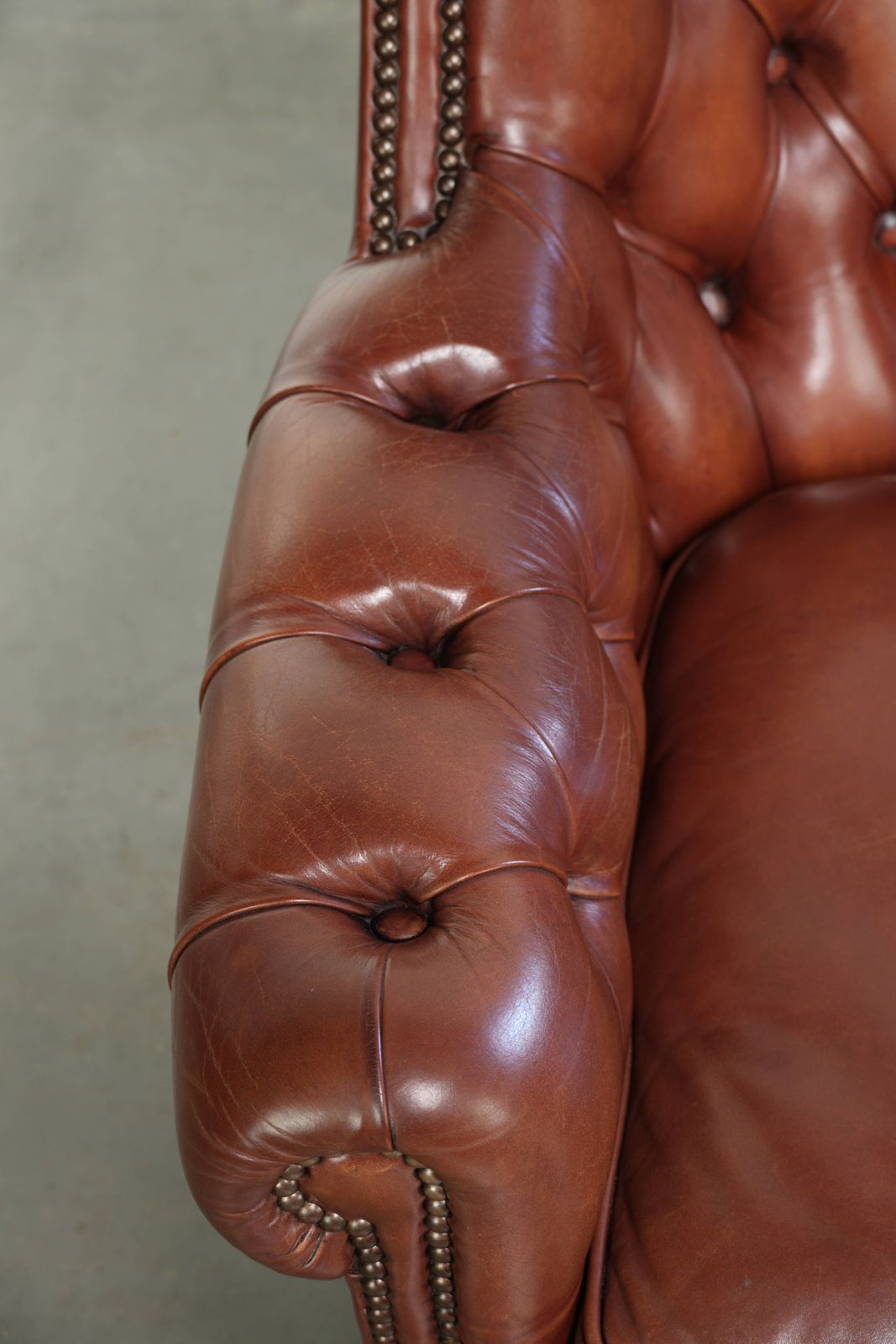 Hoogwaardige Cognackleurige Koeienhuid Chesterfield Fauteuil in Engelse Stijl met Tijdloos Design photo buy