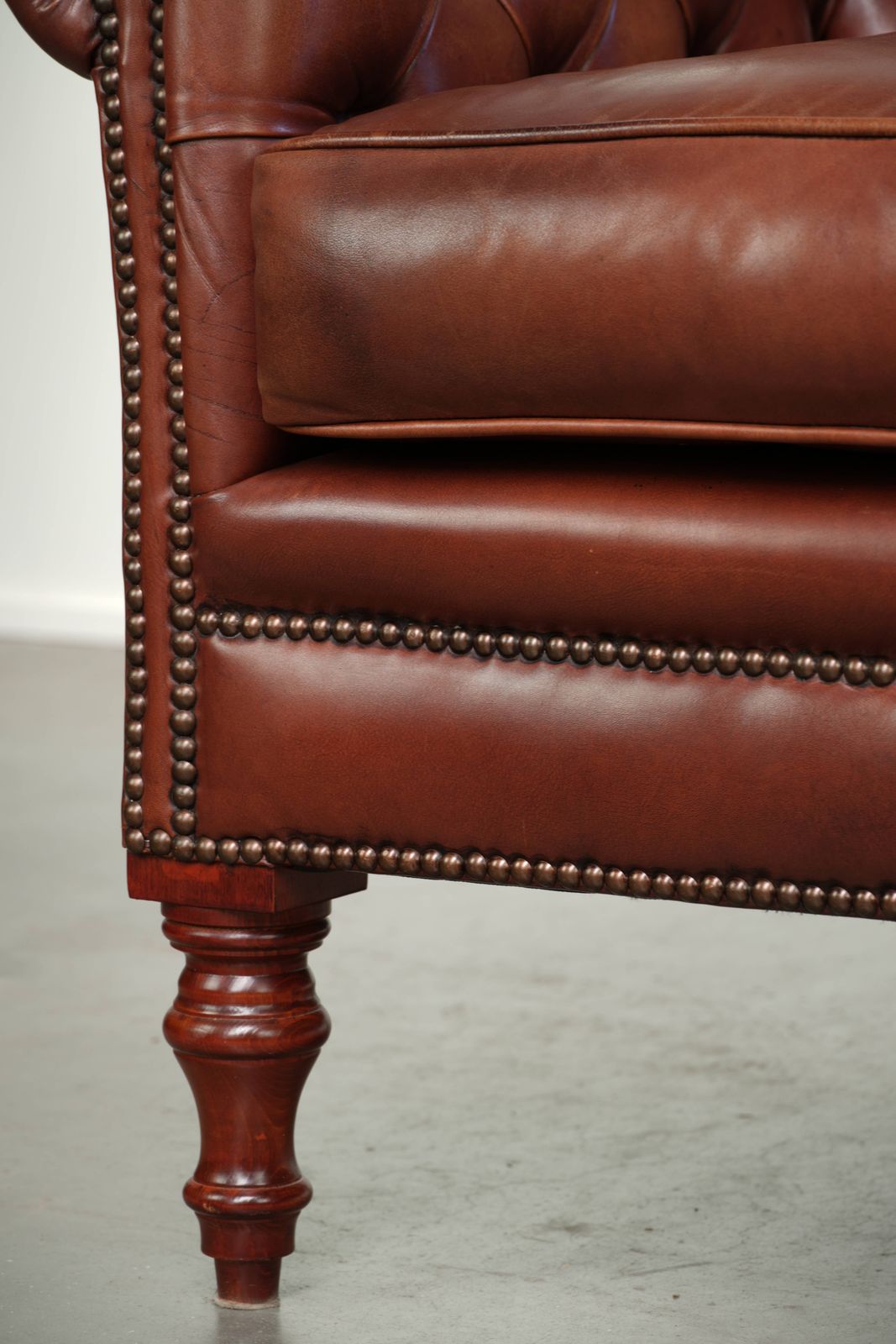 935.0 Very High Quality Cognac Colored Cowhide Chesterfield Armchair In English Style With A Timeless Design photo