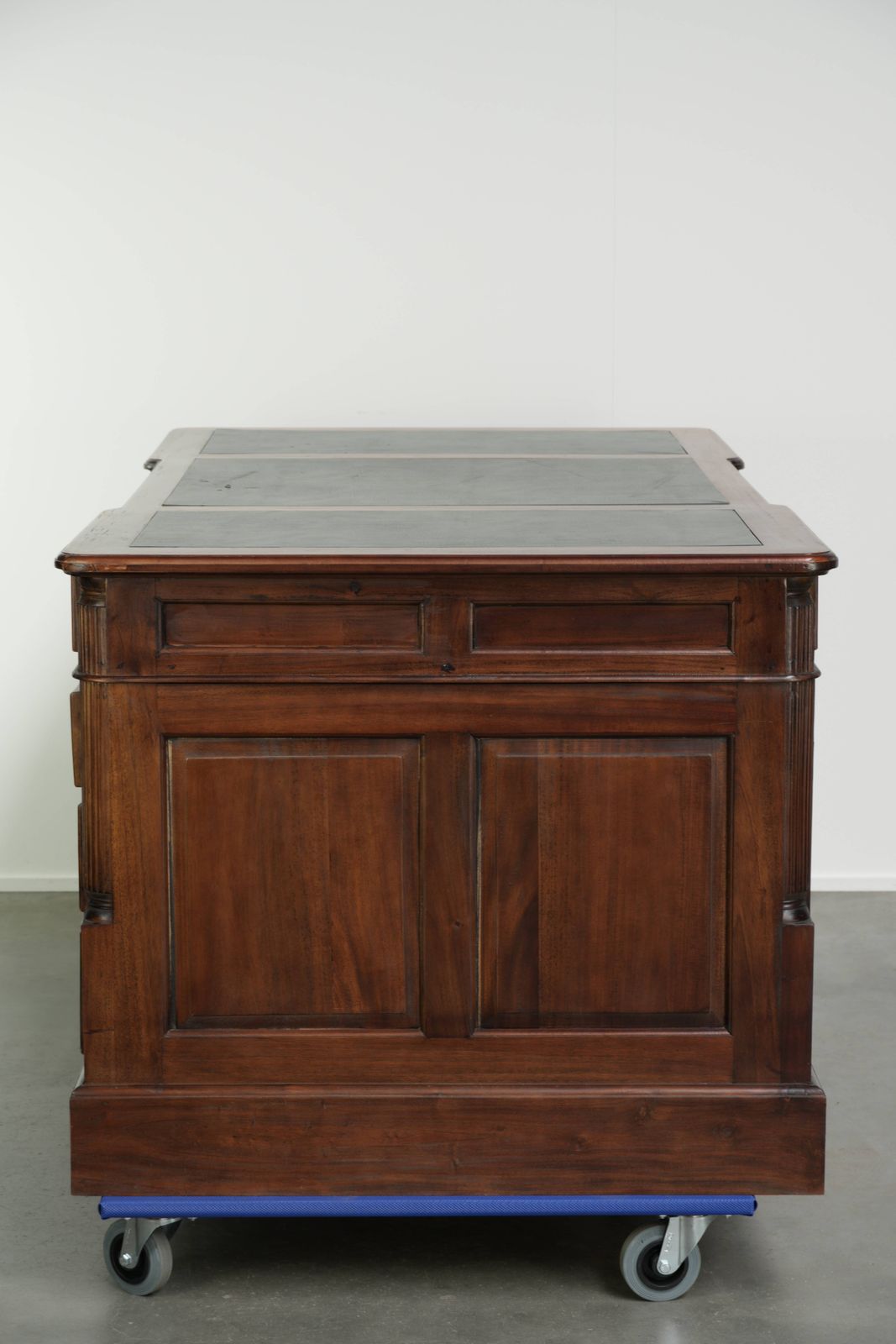 Luxe En Praktische Chesterfield Partner Desk Met Een Groen Leren Blad In Engelse Stijl photo Furniture