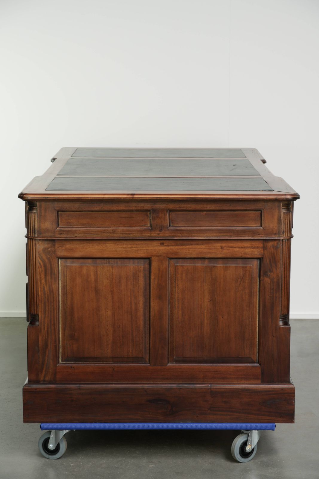 Luxe En Praktische Chesterfield Partner Desk Met Een Groen Leren Blad In Engelse Stijl photo buy