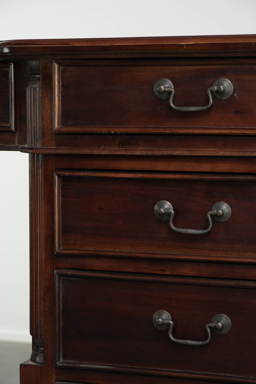 photo vinterior Luxe En Praktische Chesterfield Partner Desk Met Een Groen Leren Blad In Engelse Stijl