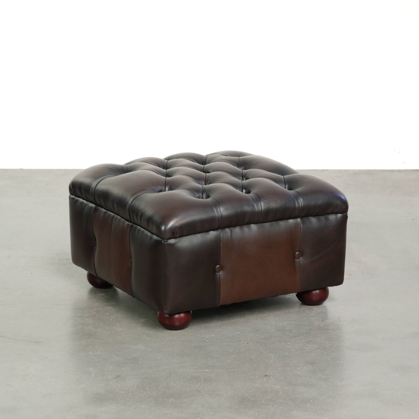 Koeienhuid Chesterfield Ottoman met Mooie Kleuren in Engelse Stijl