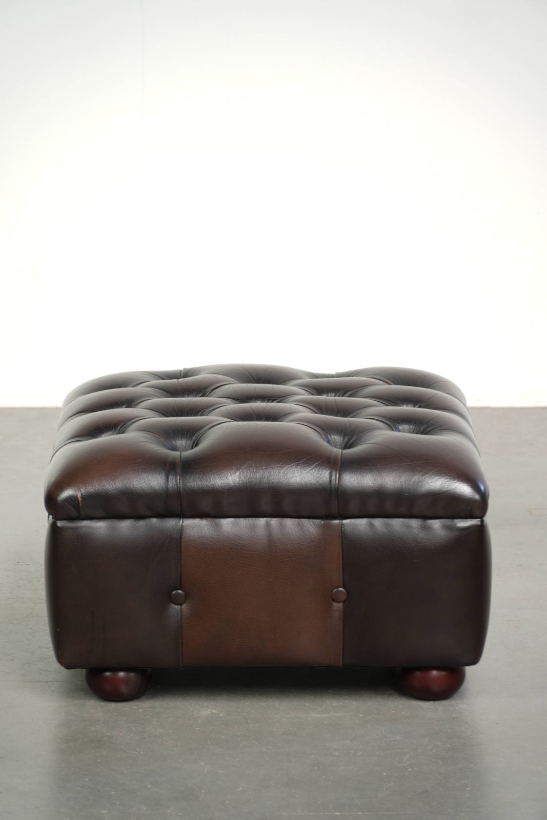 Koeienhuid Chesterfield Ottoman met Mooie Kleuren in Engelse Stijl photo 440.0