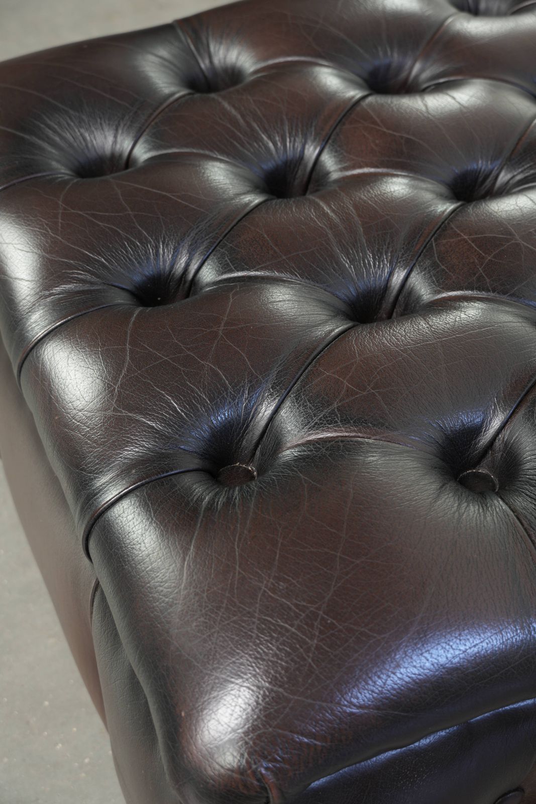 Koeienhuid Chesterfield Ottoman met Mooie Kleuren in Engelse Stijl photo buy