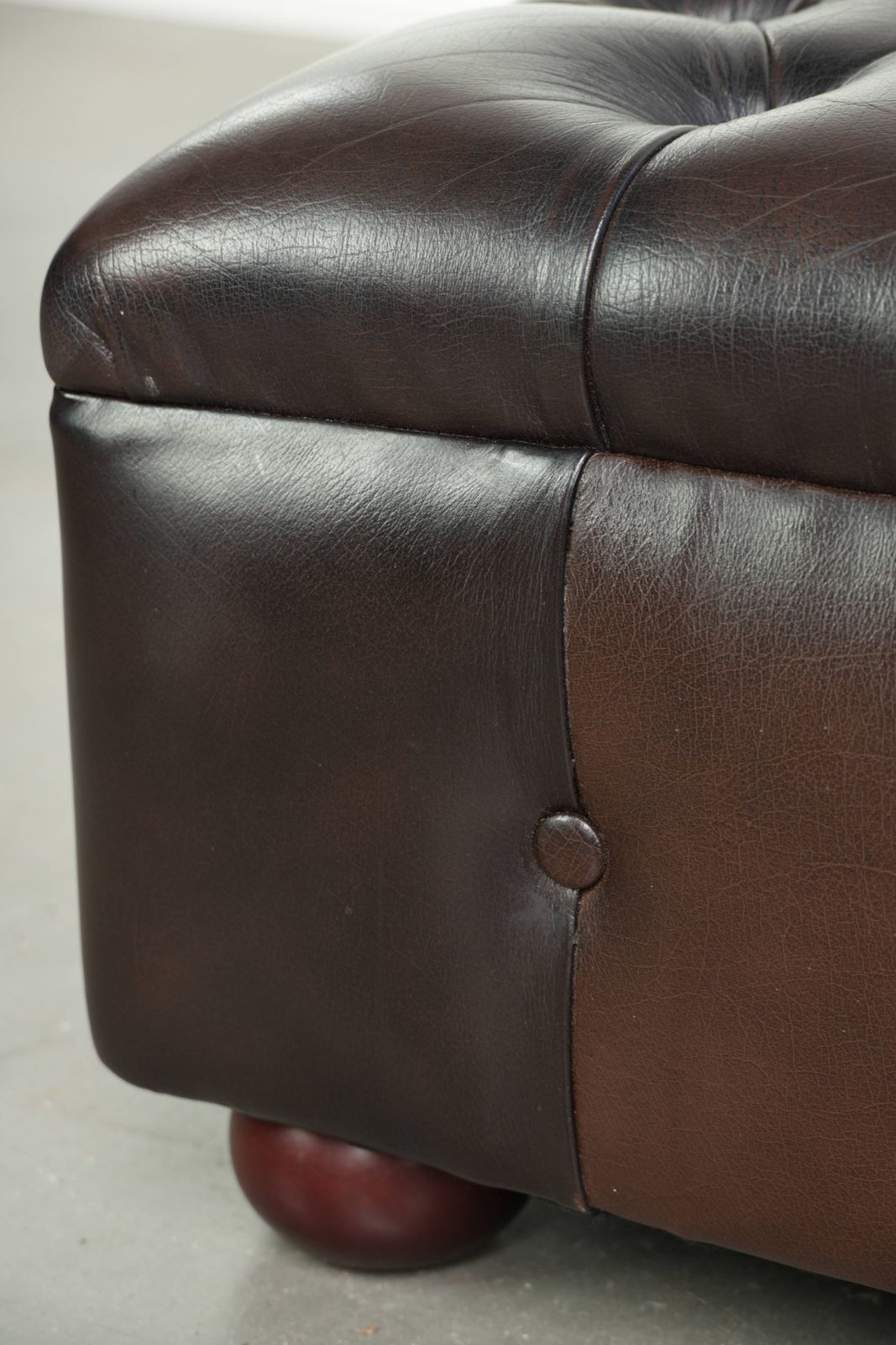 photo furniture Koeienhuid Chesterfield Ottoman met Mooie Kleuren in Engelse Stijl
