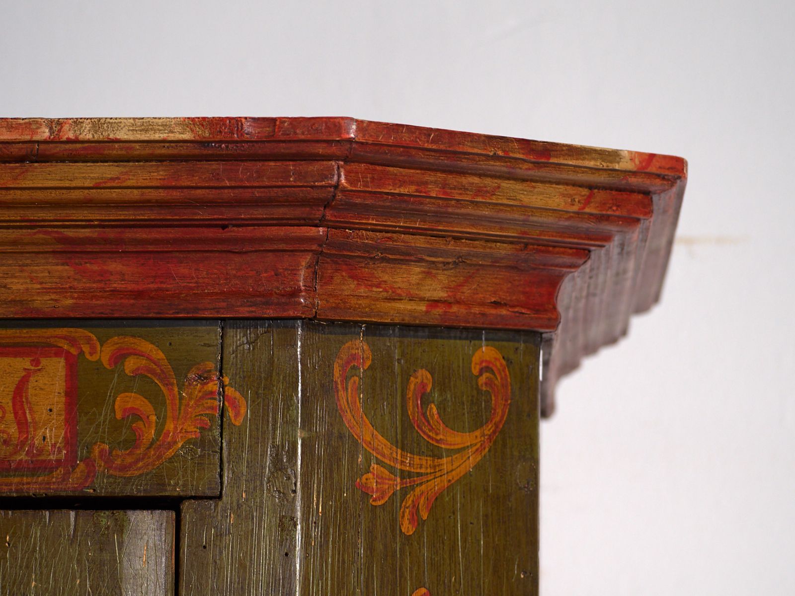 photo vinterior Antique Painted Armoire In Pine Wood Austria Year 1831