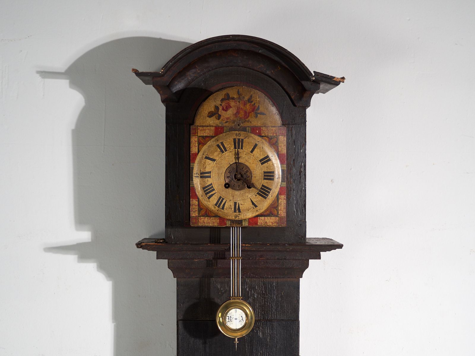 Horloge de parquet d'époque en pin peint - Europe centrale, vers 1850 photo vinterior