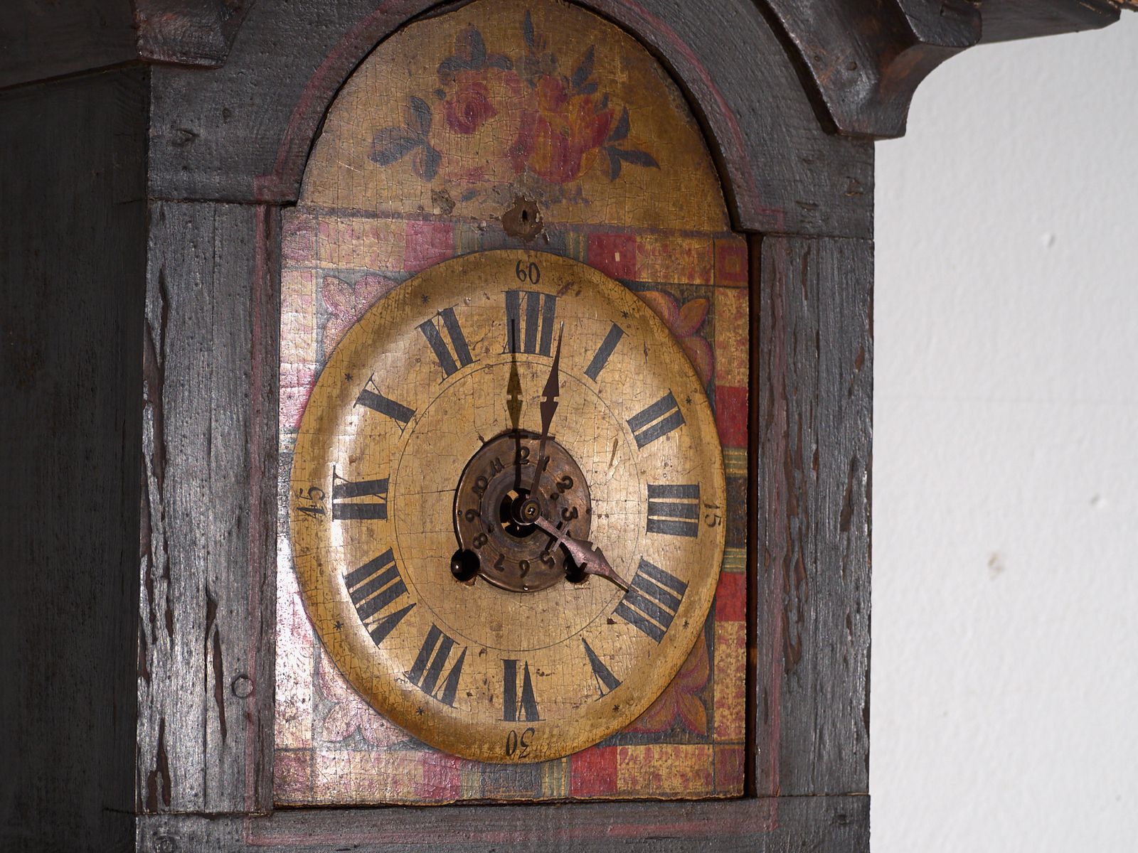 photo buy Horloge de parquet d'époque en pin peint - Europe centrale, vers 1850