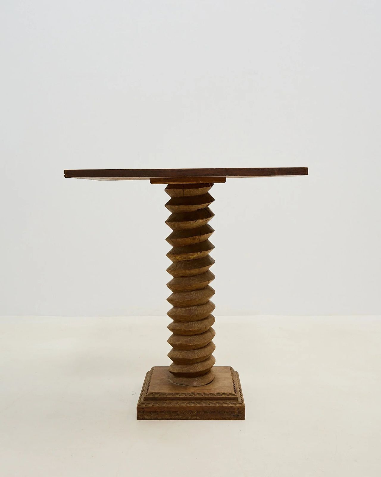 Gesneden kurketrekkertafel, jaren 1930 photo for sale