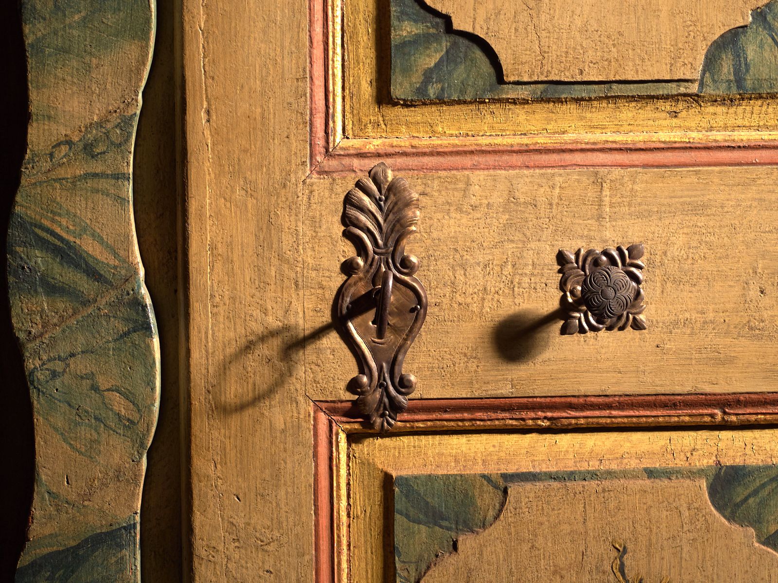 Armoire baroque d'époque peinte en pin, Empire austro-hongrois, 1794 photo furniture