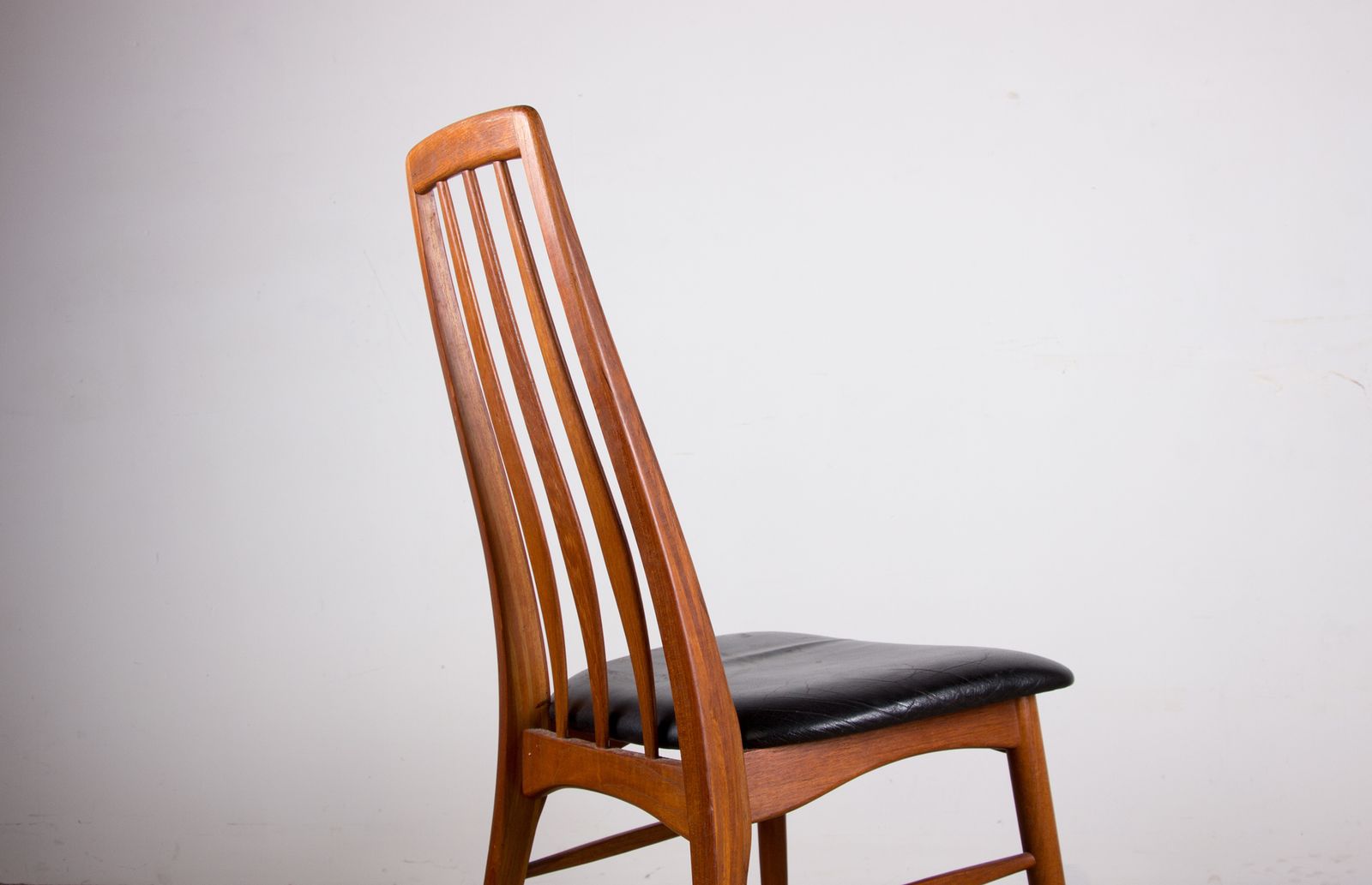 photo furniture Ensemble de 6 chaises danoises en teck et cuir noir, modèle « Eva » par Niels Koefoed, 1960.