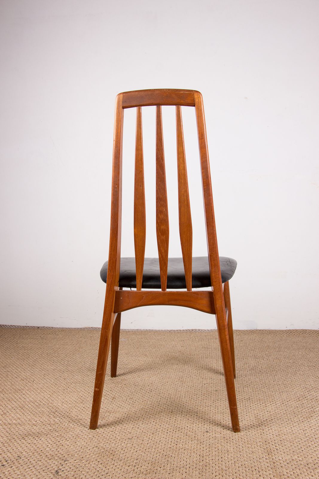 photo buy Ensemble de 6 chaises danoises en teck et cuir noir, modèle « Eva » par Niels Koefoed, 1960.