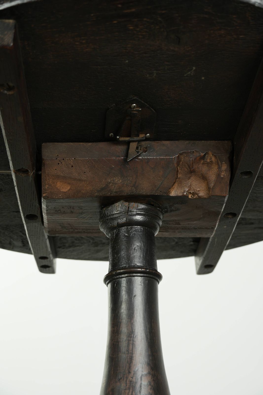 Karaktervolle Engelse eikenhouten bijzettafel uit de 18e eeuw met een mooi uiterlijk en mooie kleuren photo buy