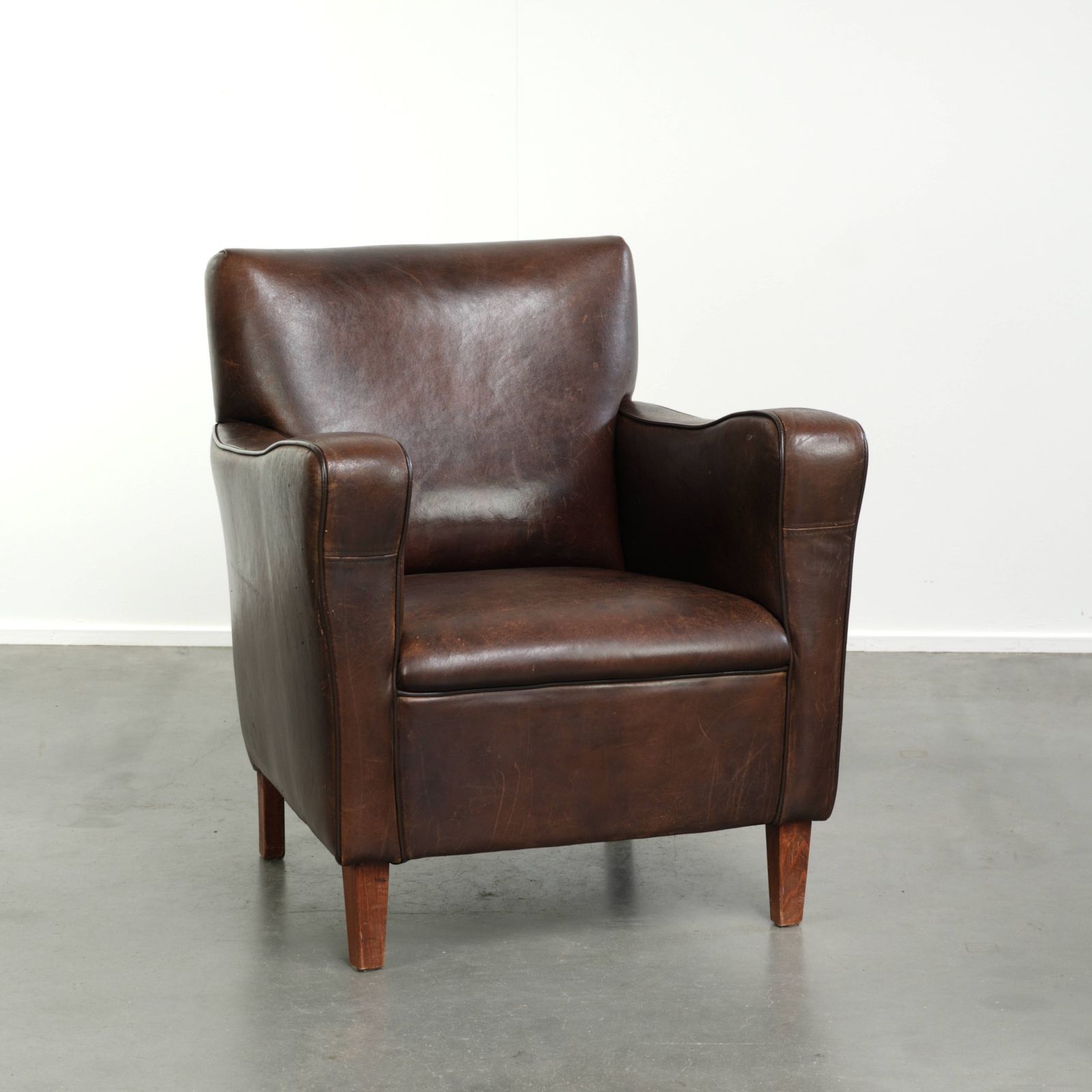 Stoere Vintage Schapenleren Fauteuil Met Mooie Patina En Tijdloos Engels Design In Subtiel Formaat