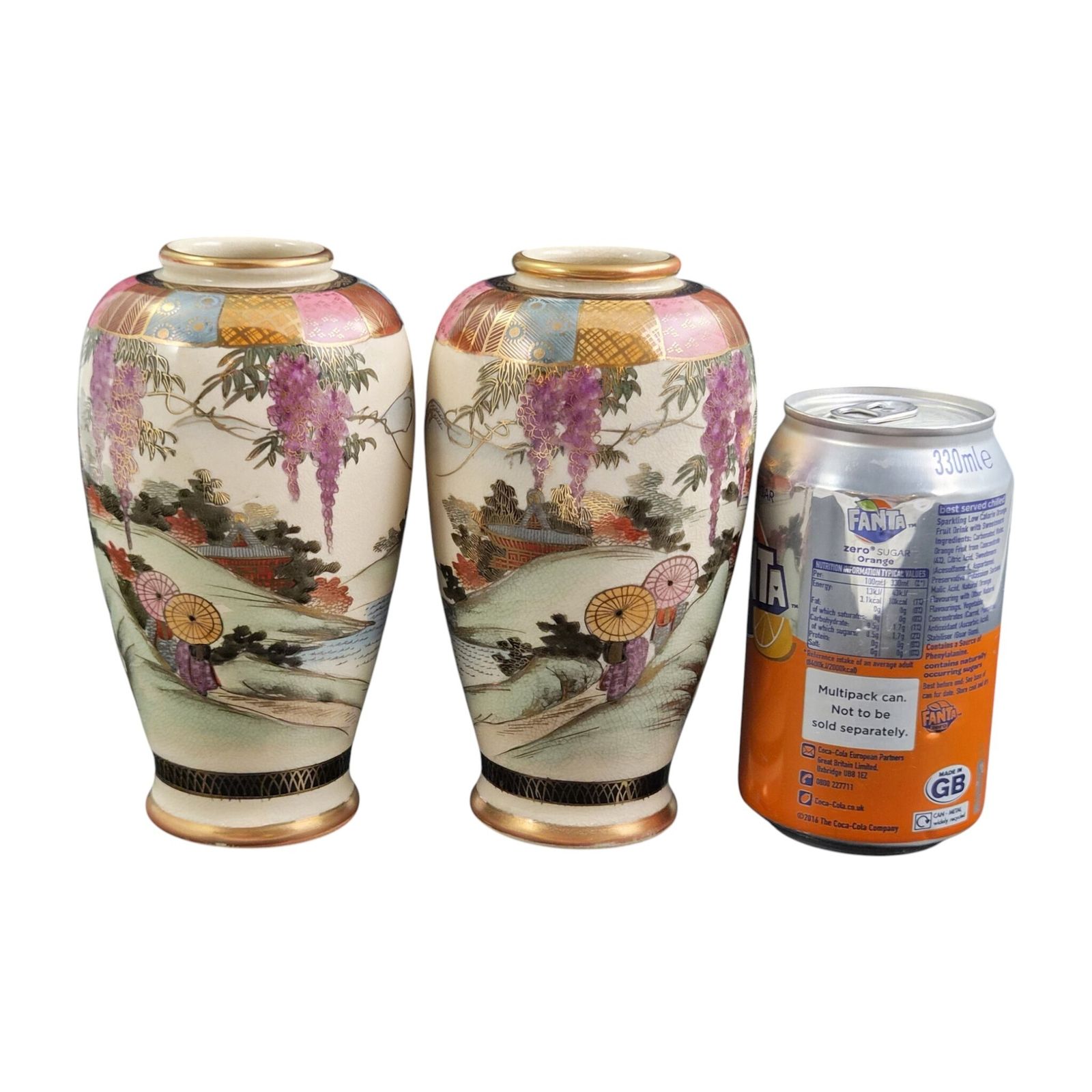 Japanse Satsuma-vazen met wisterialandschap, paar in doos, ca. 1910-1920 photo Woonaccessoires